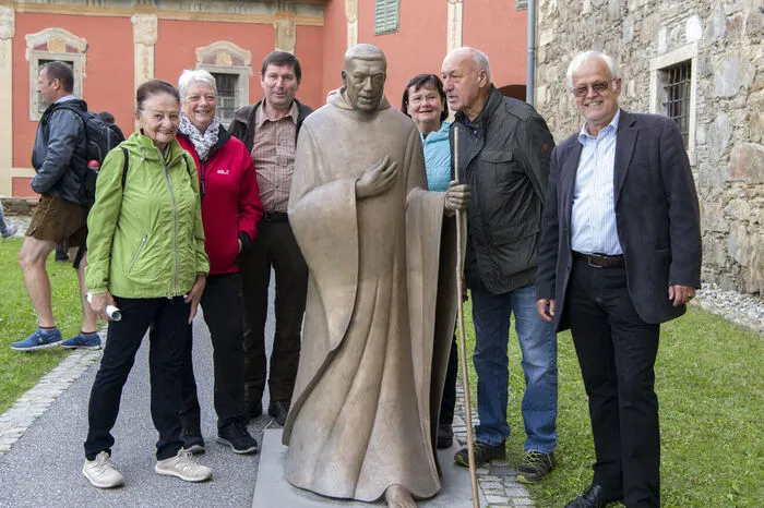 Immer ein beliebtes Fotomotiv: Die Skulptur des bekannten Pöllauer Pfarrers Raimund Ocherbauer
