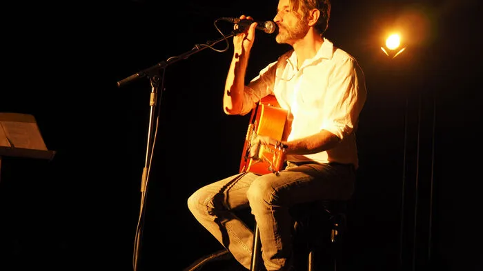 Wenn Oliver Welter, Frontman der Klagenfurter Kultband Naked Lunch mal wieder so wie am Mittwoch am Abend in der Theaterhalle 11 auftritt, ist es klar, dass diese bis auf den letzten Sitzplatz gefüllt ist. Das Konzert trug den Titel "Light vs. darkness". Vor den ersten Takten war es so still in der Halle, dass man eine Stecknadel hätte fallen hören können. 