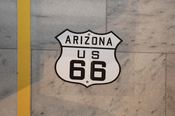 Die Route 66 ist eine legendäre, 4000 Kilometer lange Fernstraße, die sich quer durch Amerika zieht und um die sich literarische und musikalische Leckerbissen ranken.