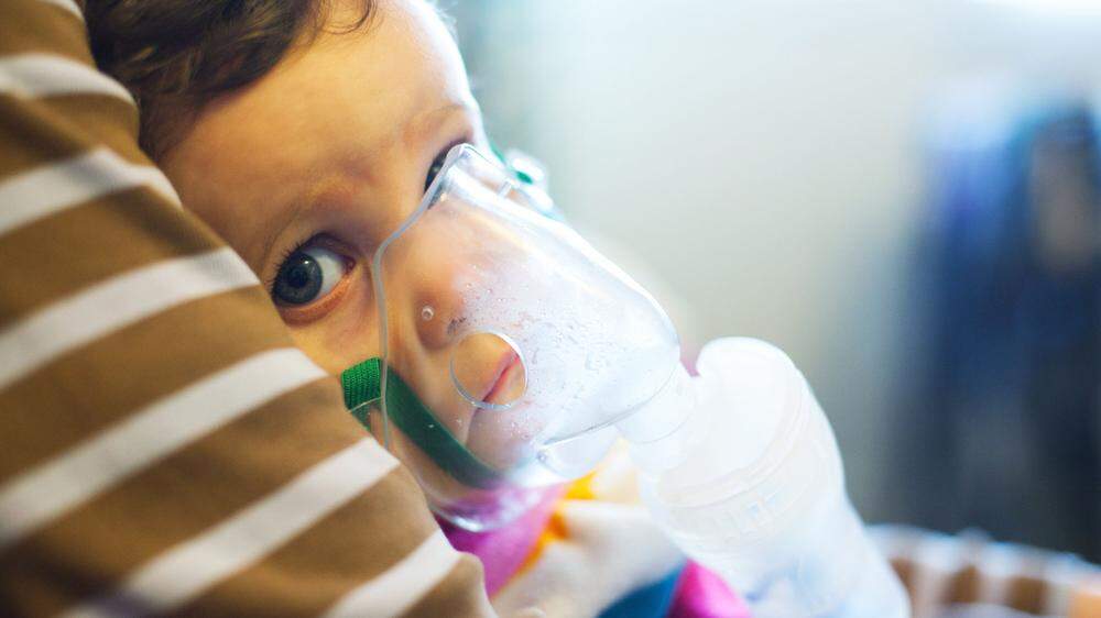 Haben die Kinder Schwierigkeiten beim Atmen oder Trinken, sollte unverzüglich die Kinderärztin oder der Kinderarzt bzw. eine Spitalsambulanz aufgesucht werden.