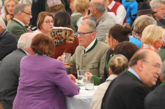 Die Besucherinnen und Besucher konnten sich bei Führungen ein Bild davon machen, wie künftig die 24 Mitarbeiterinnen und Mitarbeiter in dem modernen Bau arbeiten werden.