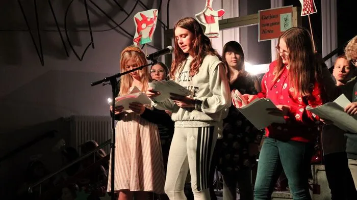 Klicken Sie sich durch die Fotos vom Weihnachtsspiel "Weihnachten im Bild" der MS Krottendorf-Gaisfeld.