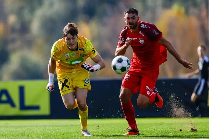 Der Anfang der Szene: Elias Lorenz (Sturm) und Bojan Potnar (KSV) im Laufduell