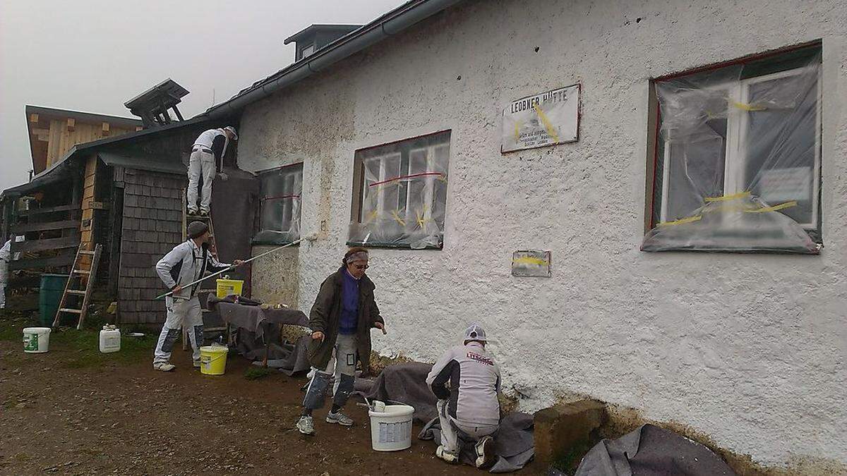 In einem der jüngsten Arbeitseinsätze freiwilliger Helfer wurde die Fassade gestrichen