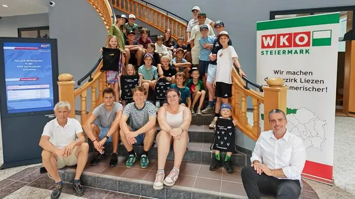 Die Teilnehmerinnen und Teilnehmer mit WKO-Regionalstellenobmann Egon Hierzegger und Geschäftsführer Christian Hollinger