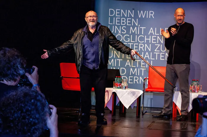 Der ehemalige Genesis-Frontman plauderte in der Folge aus seinem reichhaltigen Nähkästchen, darunter sein Geständnis, keine Noten lesen zu können, seine intuitive Art, Songs zu schreiben und seine Bewunderung insbesondere für etablierte Jazz-Musiker wie Quincy Jones, Buddy Rich, Ron Carter oder Stan Getz.