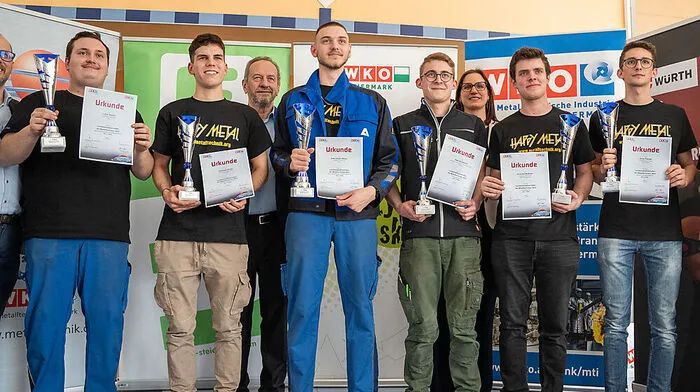 Sechs der sieben Landessieger beim Lehrlingswettbewerb der Metalltechniker mit Landesinnungsmeister Johann Hackl und Innungsgeschäftsführerin Barbara Leitner