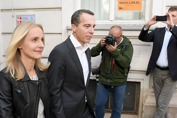 Begleitet von Ehefrau Eveline Steinberger-Kern schritt Bundeskanzler Christian Kern um 10.30 Uhr zur Stimmabgabe.