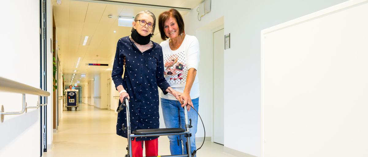 Barbara Weber mit einer Patientin auf der Palliativstation des LKH Weststeiermark in Deutschlandsberg