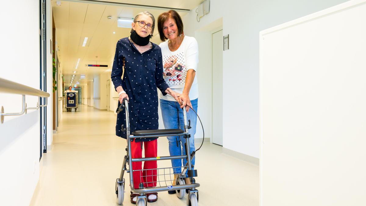 Barbara Weber mit einer Patientin auf der Palliativstation des LKH Weststeiermark in Deutschlandsberg