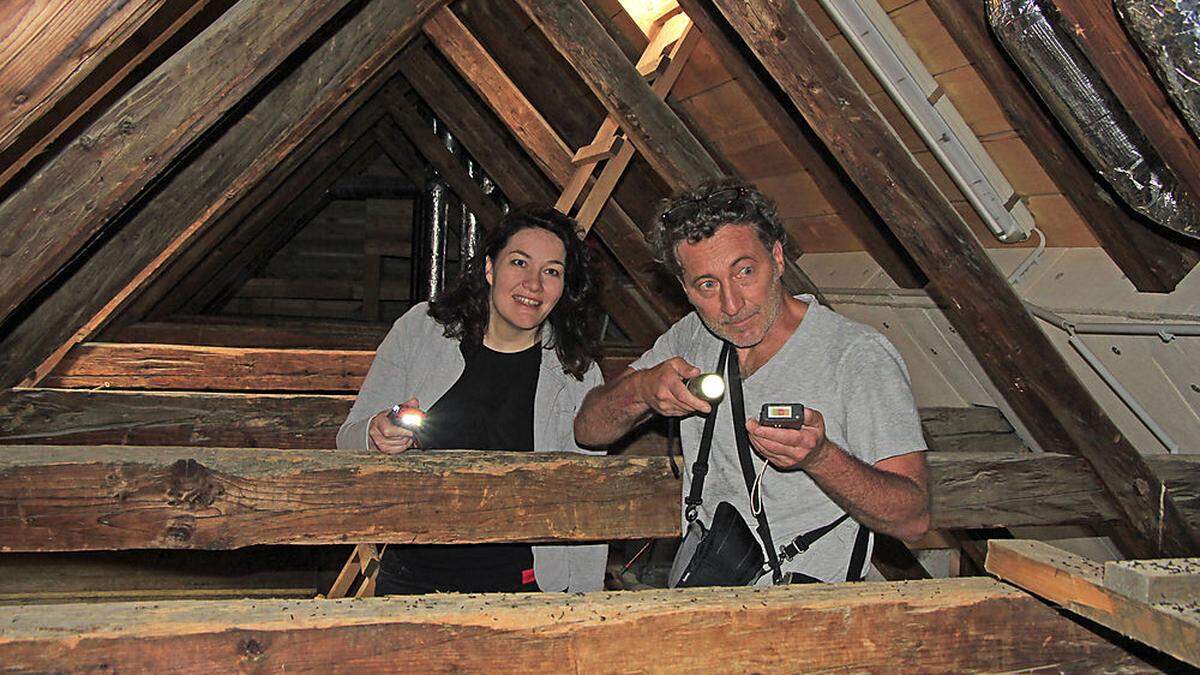 Ingrid Felipe und Anton Vorauer im Dachboden von Schloss Lengberg beim Beobachten der Fledermäuser