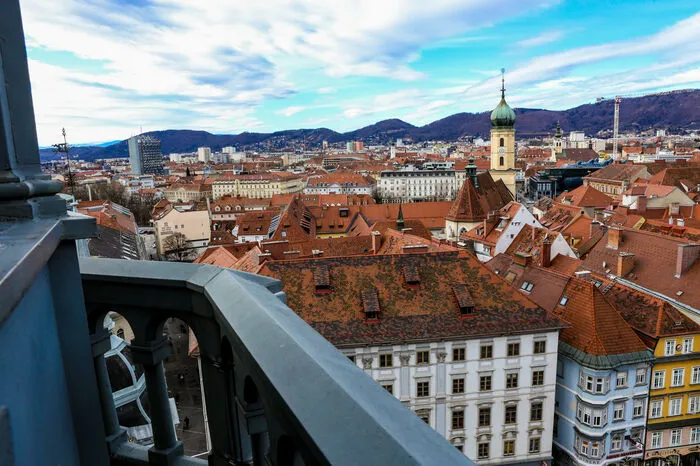 Oder hier Richtung Westen mit der Franziskanerkirche im Zentrum, flankiert vom Hochhaus am Griesplatz und dem Kunsthaus.