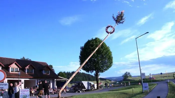 Der von der Freiwilligen Feuerwehr Piber und dem Musikverein Gestüt Piber beim Rüsthaus Piber aufgestellte Maibaum wurde am vergangenen Samstag über Einladung der Stadtgemeinde Köflach und der Feuerwehr Piber mit viel Trara umgeschnitten.