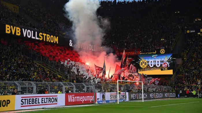 Im Köln-Fanblock wurden bengalische Feuer gezündet