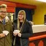 Lukas Lorber und Lara Klobasa mit Kinotickets aus vergangenen Jahren