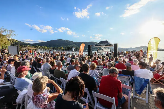 Rund 1500 Menschen waren Samstagabend ins Bad gekommen, um Schlager Udo Jürgens‘ sowie Werke Simon Stadlers zu hören.