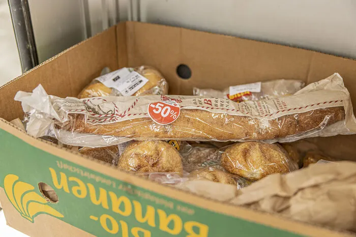 Freiwillige Helfer befüllen die Zelle regelmäßig mit überschüssigem Brot aus Geschäften.