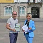 Bürgermeisterin Andrea Winkelmeier (r.) und Christian Mayer (l.), Leiter der Stabstelle Strategische Kommunikation und PR hoffen auf hohe Beteiligung bei der Befragung