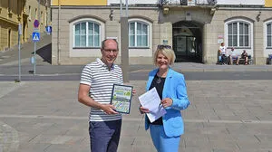 Bürgermeisterin Andrea Winkelmeier (r.) und Christian Mayer (l.), Leiter der Stabstelle Strategische Kommunikation und PR hoffen auf hohe Beteiligung bei der Befragung