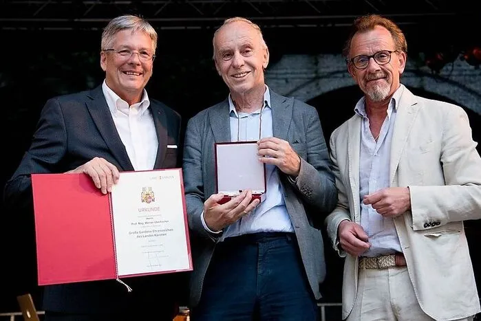 Auf Grund des bevorstehenden Wechsels der Obmannschaft überreichte Kulturreferent Kaiser dem bisherigen Obmann, Werner Überbacher, für sein Engagement rund um das Musikforum das Große Goldene Ehrenzeichen des Landes. Der heute 64jährige hat 32 Jahre lang das Musikforum organsiert und Musiker aus aller Welt nach Viktring gebracht. Außerdem hat er sich als Hörspiel- und Filmemacher einen Namen gemacht.