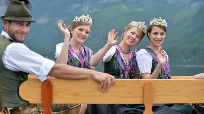 Teil zwei der Impressionen vom Bootskorso beim 57. Narzissenfest am Altausseer See.