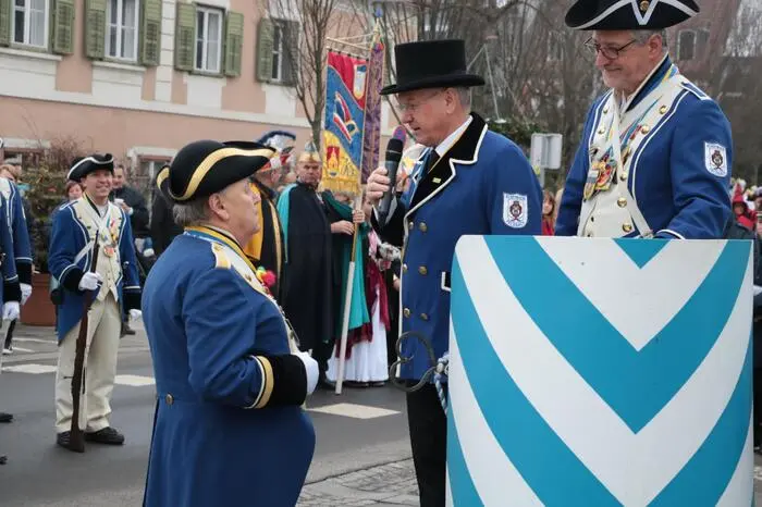 Fertig angezogen übergab der Bürgermeister im Anschluss den Schlüssel zum Rathaus an die Stadtwache. 