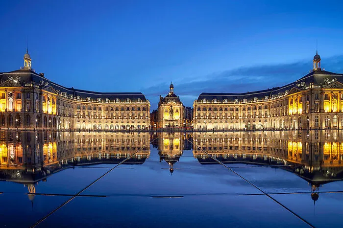Bordeaux. Neoklassizistische Architektur und eine weltberühmte Weinregion direkt vor der Haustüre, hat die Stadt in den letzten Jahren von der Revitalisierung entlang des Flusses Garonne profitiert, der sich in einem großen Bogen durch Bordeaux zieht. Und: Die Stadt ist eine der fahrradfreundlichsten der Welt. 