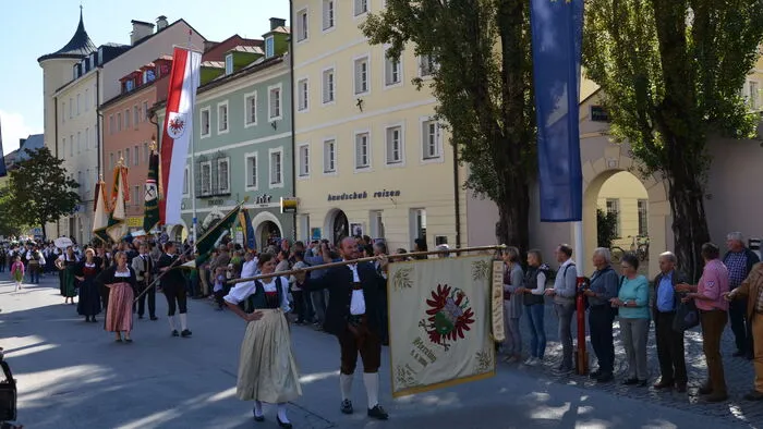 Herbstfest der Landjugend im Rahmen der Osttirol-Messe: Mit Traktoren vorderer Generationen und mit Pferdegespannen zogen die Gruppen durch Lienz