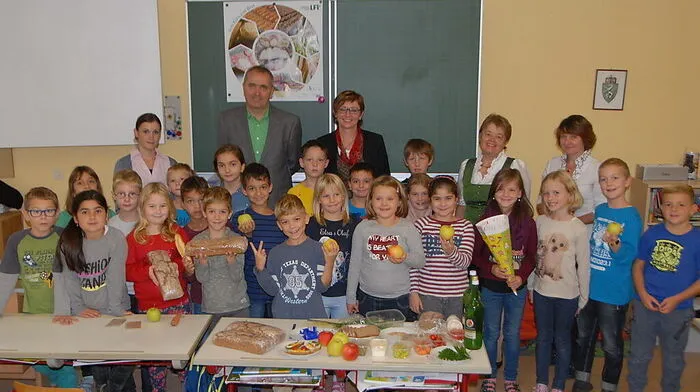 Die 2b der VS Feldbach II mit Direktor Helmut Kos, Klassenlehrerin Susanne Mayer, Magdalena Siegl, Bezirksbäuerin Josefa Christandl und der Raabauer Gemeindebäuerin Eva Gsöls mit den regionalen Produkten für die saisonale Jause 