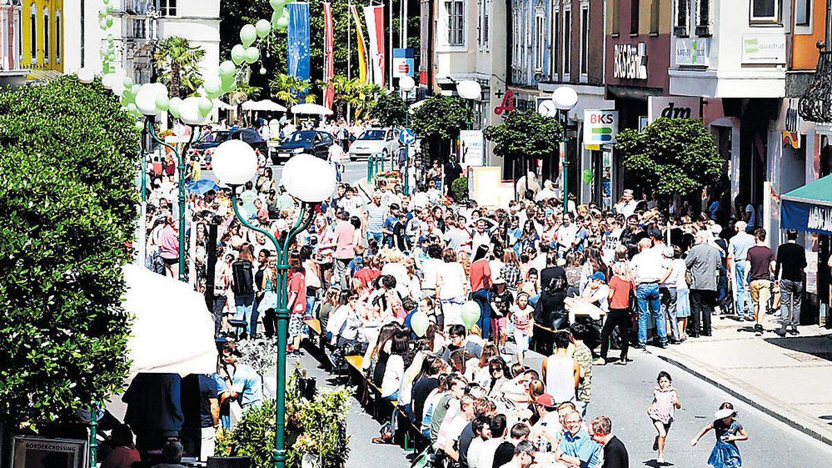 Eine Stadt lebt auf: Auf dem autofreien Hauptplatz frühstückten gestern 700 Schüler und Passanten