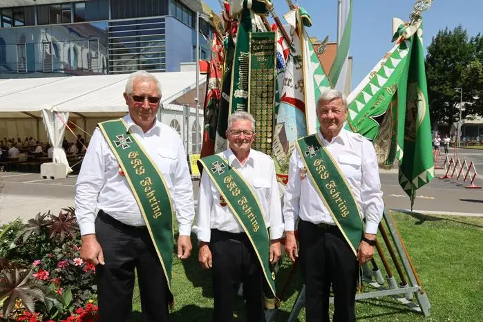 Verschiedene Ortsverbände gratulierten und stellten ihre Fahnen am Festplatz ab