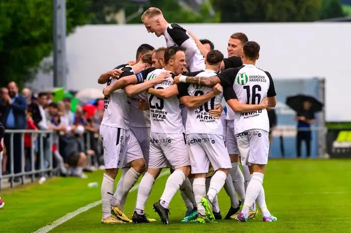   Erst in der 96. Minute erzielte der SV Wildon im Derby gegen Lebring das 4:3 und sicherte sich damit den ersten Landesliga-Titel in der Vereinsgeschichte.  