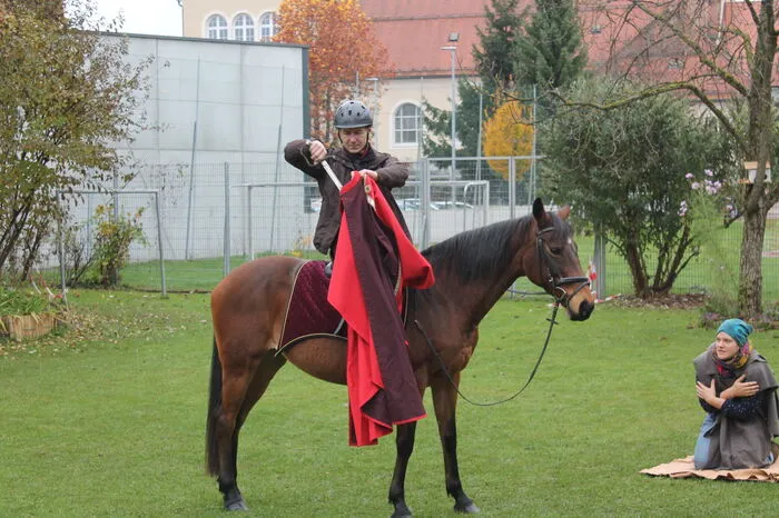 Der Pfarrkindergarten St. Marienheim in Klagenfurt schrieb uns: "Ein Martinsfest der etwas anderen Art, aber trotzdem besonders und aufregend, gab es heuer in unserem Pfarrkindergarten St. Marienheim in Klagenfurt. Die Kinder feierten für sich in den eigenen Gruppen, sangen und spielten die Legende nach. Danach aber ritt der Hl. Martin (mit genügend Abstand) auf einem Pferd durch den Garten und teilte seinen Mantel mit dem Bettler. Die Laternen und ein gebackenes Gänschen zum Teilen mit der Familie, durften die Kinder mit nach Hause nehmen um am Abend Licht in die Dunkelheit zu bringen."