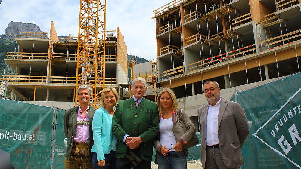Hannes Androsch mit seiner Familie und Architekt Josef Hohensinn (rechts) beim Bau des Vivamayr in Altaussee