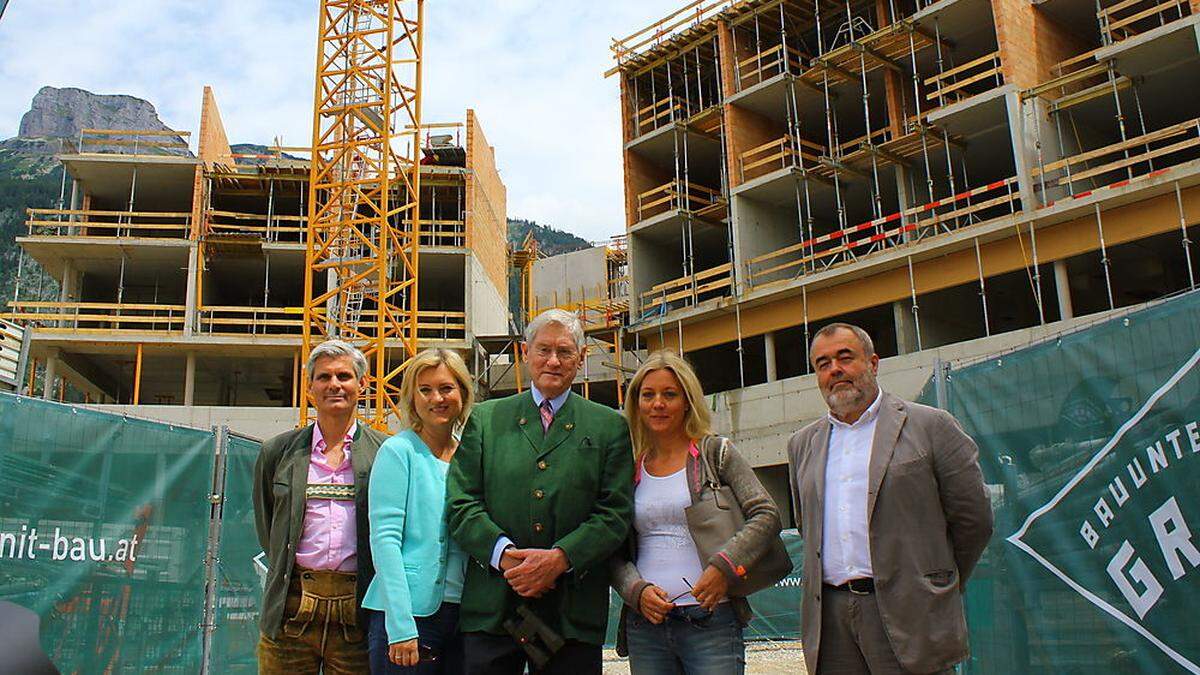 Hannes Androsch mit seiner Familie und Architekt Josef Hohensinn (rechts) beim Bau des Vivamayr in Altaussee