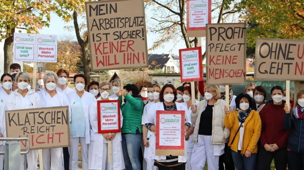 Betriebsratsvorsitzende Tanja Hierzberger mit dem Gesundheitspersonal des LKH Weiz