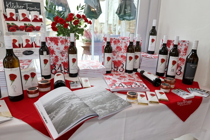Das Kochbuch ist in der Klöcher Vinothek, bei den Winzern und in ausgewählter Gastronomie erhältlich.