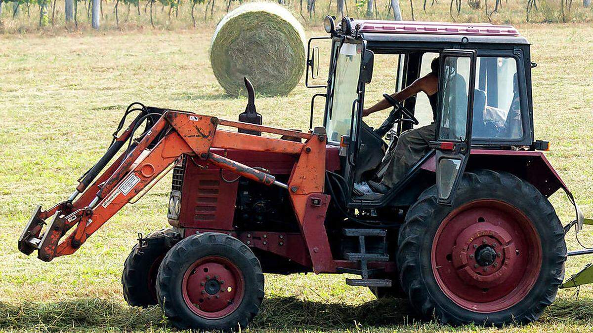 Traktor begann während der Fahrt zu brennen (Symbolfoto)