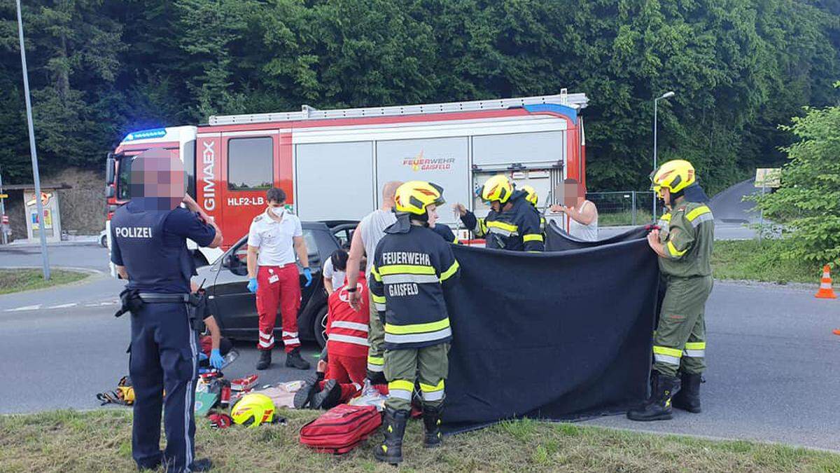 Der verletzte Radfahrer musste an der Unfallstelle erstversorgt werden