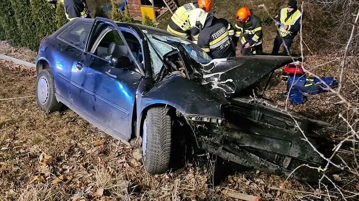 Nach der Erstversorgung wurden die beiden Insassen ins LKH Graz gebracht