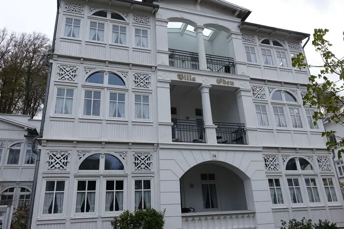 An die 500 hauptsächlich weiße Villen mit Holzveranden und -balkonen gibt es in Binz, jede davon sehenswert. Und auch Modernes mischt sich darunter.