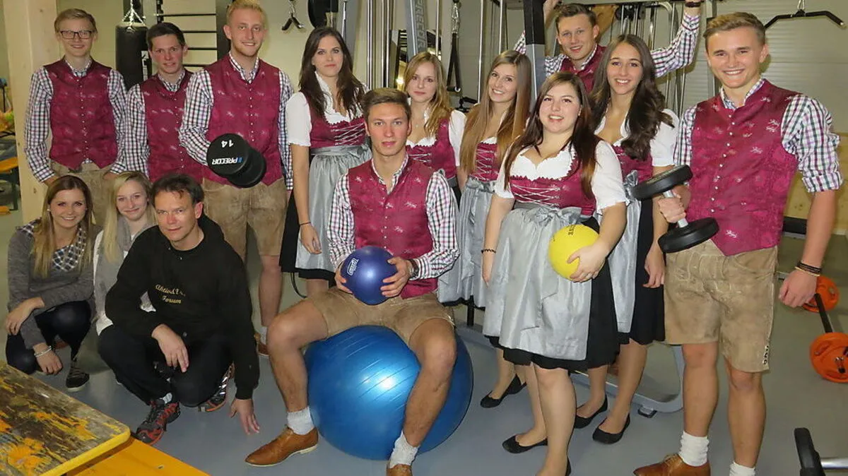 Erwin Wernegger (unten) und Trainerin Nicole Ebner (unten, erste von links) Mit der Landjugend Glantal