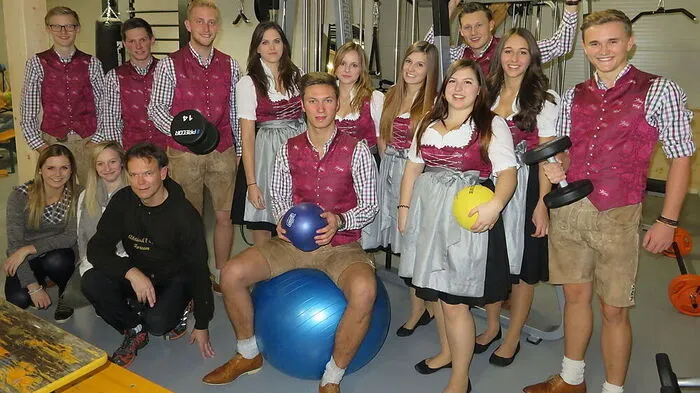 Erwin Wernegger (unten) und Trainerin Nicole Ebner (unten, erste von links) Mit der Landjugend Glantal