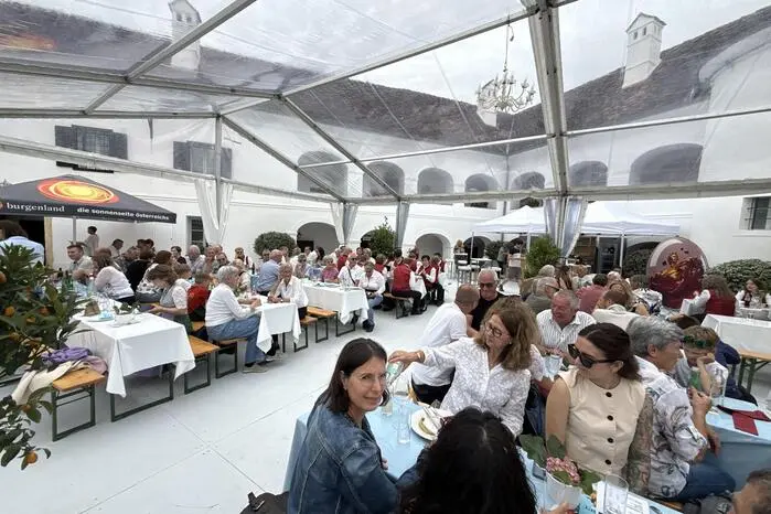 Beim diesjährigen Frühschoppen im historischen Schloss in Neuhaus am Klausenbach erlebten die Gäste einen Nachmittag inmitten einer besonderen Atmosphäre