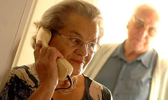 Insbesondere ältere Menschen werden von Telefonbetrügern unter Druck gesetzt