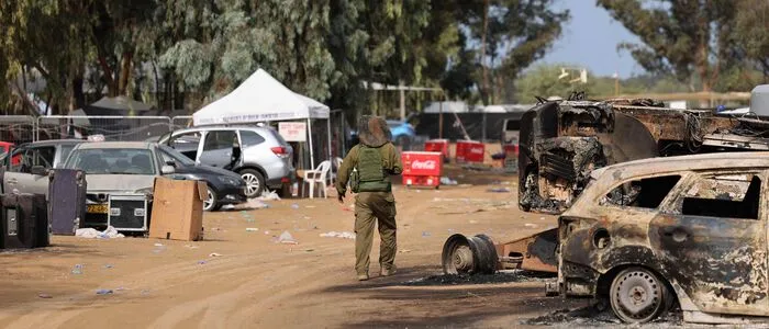 Ein israelischer Soldat geht am 10. Oktober 2023 – drei Tage nach dem Angriff – über das „Supernova“-Gelände.