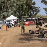 Ein israelischer Soldat geht am 10. Oktober 2023 – drei Tage nach dem Angriff – über das „Supernova“-Gelände.