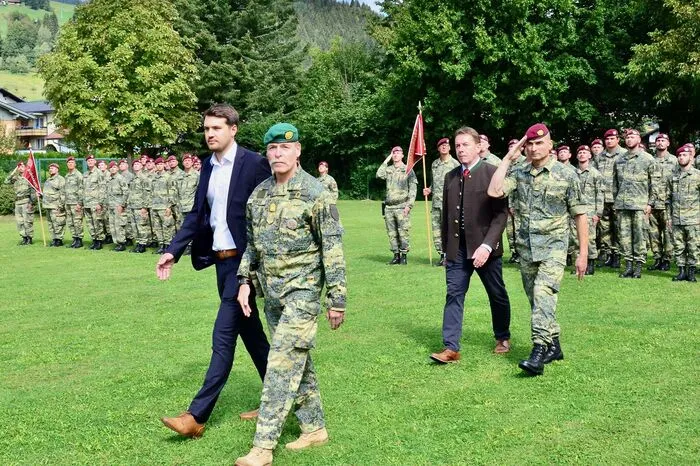 Karl Khevenhüller-Metsch, Militärkommandant Walter Gitschthaler, Brigadier Horst Hofer, Nationalrat Erwin Angerer, die Landtagsabgeordneten Luca Burgstaller und Hermann Jantschgi wie Kötschach-Mauthens Bürgermeister Josef Zoppoth führten die Riege der zahlreichen Ehrengäste an.