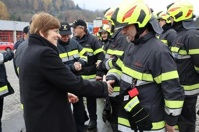Abschließend bedankten sich Sandler und Diethart beim Bewerterteam und bei den teilnehmenden Feuerwehrmitgliedern. Sie zeigten sich beeindruckt vom Können und Wissen der Einsatzkräfte.
.