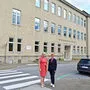 Kerstin Koch-Pernitsch (links) und Vizebürgermeisterin Silke Reitbauer-Rieger vor der Brucker Mittelschule